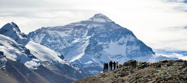 Scene ireale cu cozile record de pe Everest: 274 de alpiniști au escaladat muntele într-o singură zi