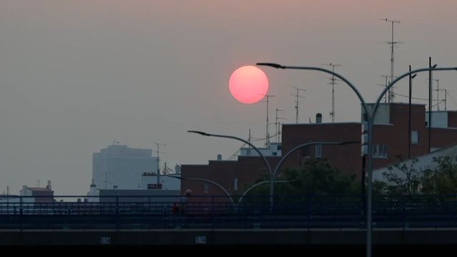 La capital de Madrid amanece con olor a quemado y con emporamiento de la calidad de aire