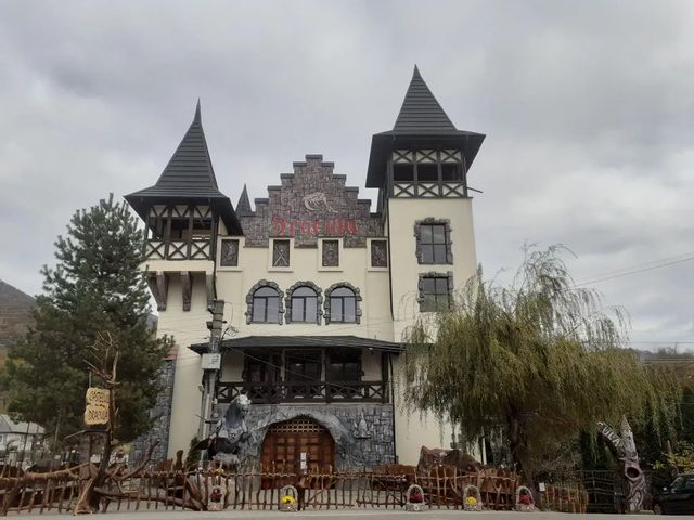 Un castel-muzeu privat dedicat lui Dracula s-a deschis în Argeș