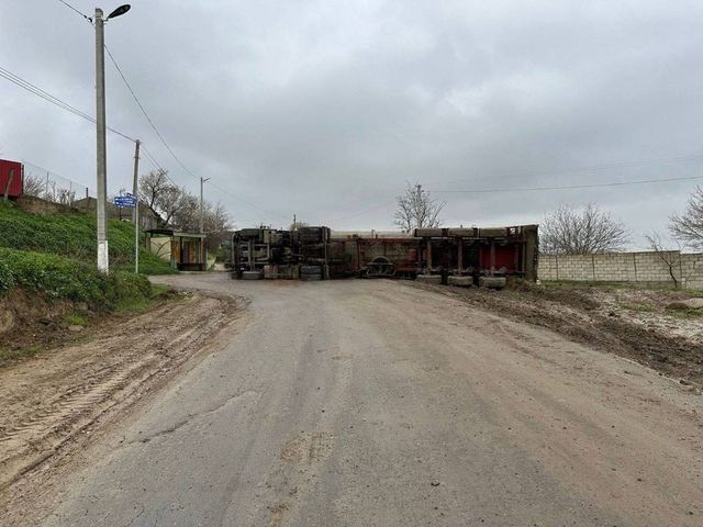 Un camion încărcat cu cereale s-a răsturnat în zona localității Giurgiulești. Traficul în zonă este blocat