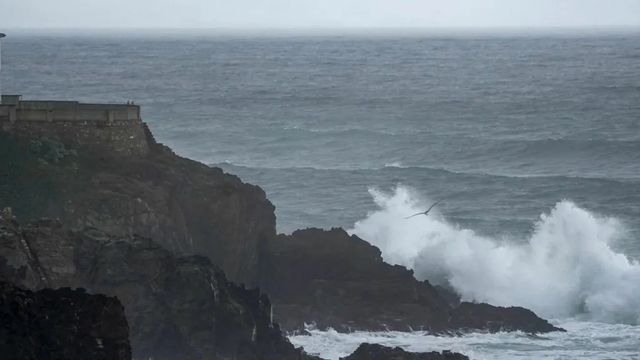 La borrasca Herminia dejará hoy fuertes lluvias y vientos huracanados