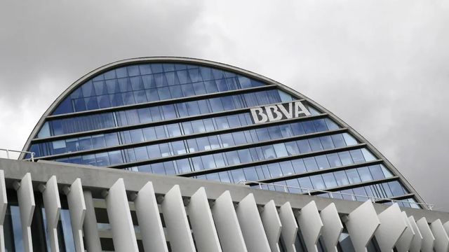 El BBVA lanza una opa sobre el Sabadell en acciones e igual al canje propuesto