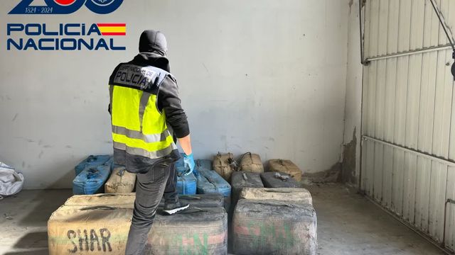 La Policía Nacional detiene a dos personas que guardaban en garajes de un pueblo de Sevilla casi dos toneladas de hachís