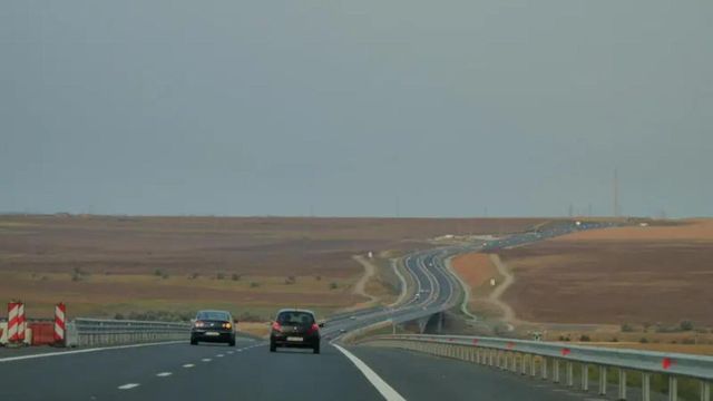 Circulația pe A2, închisă temporar din cauză că resturi de animale sacrificate au căzut dintr-un camion și s-au împrăștiat pe drum