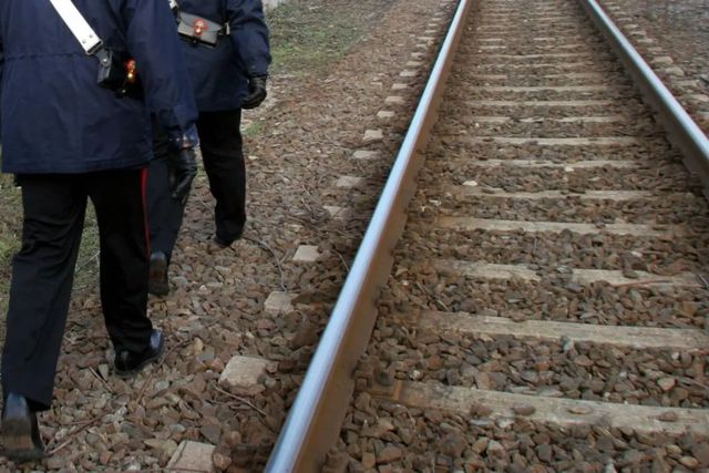 Tragedia a Novara: treno investe tre giovani a Trecate, un morto e due feriti