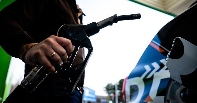 Hozzányúlt az árrésstophoz, a kamatstophoz és a védett üzemanyagárakhoz a leköszönő Orbán-kormány