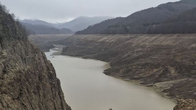 A început reumplerea lacului de acumulare Vidraru. Bogdan Ivan anunță când se va încheia procesul