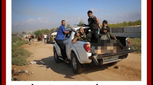 La foto di Shani portata via da Hamas vince un premio, scoppia la polemica