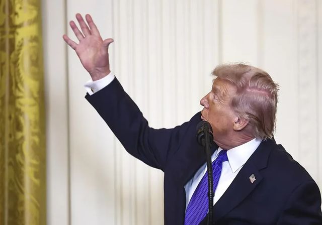 Las cortinas de la Casa Blanca se cuelan en la surrealista comparecencia de Trump sobre la guerra contra Irán: «Me gusta el oro»