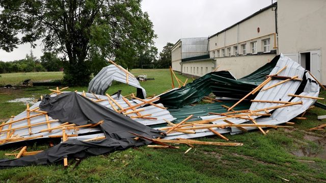 Tombolt a vihar, négyszáz helyszínre riasztották a tűzoltókat