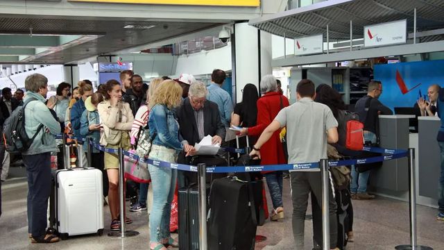 Fiumicino lancia l'allarme code, sospendere i controlli biometrici