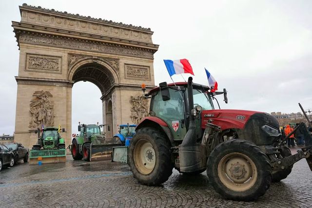 Fermierii au venit cu tractoarele la Paris, protestînd împotriva acordului comercial scandalos
