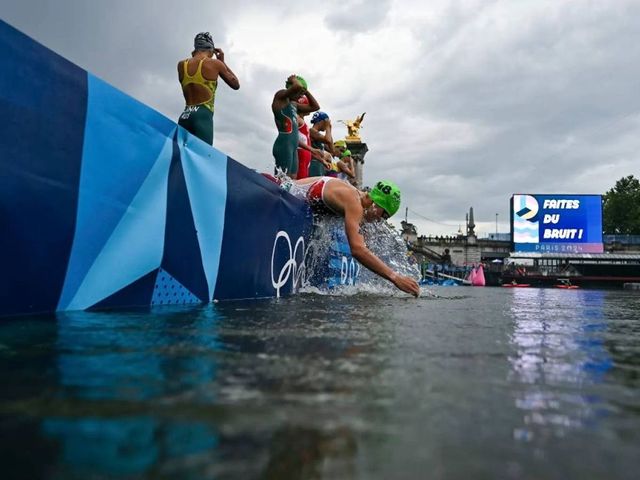 Olimpiadi a Parigi, la Senna è di nuovo sporca, annullato l'allenamento di triathlon