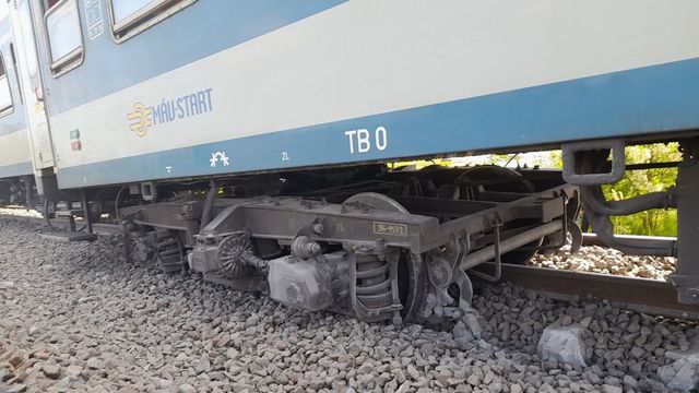 Kisiklott egy InterCity Gyománál, sérültek is vannak