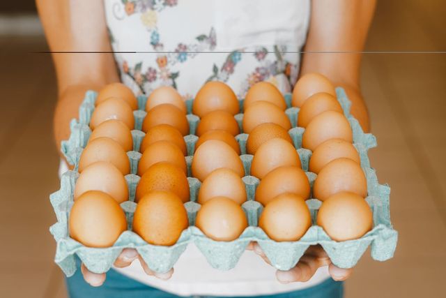 Ouăle ecologice ar putea avea un impact mai mare asupra climei decât cele produse în ferme intensive, arată un studiu