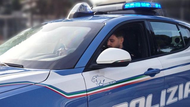 Poliziotti feriti a martellate, uno spara ad aggressore