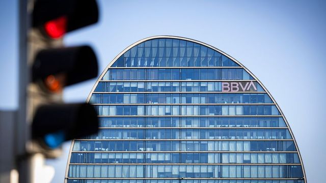 BBVA cerrará 300 oficinas y ahorrará 300 millones en personal si sale adelante la opa de Sabadell