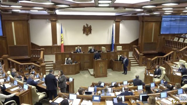 Scandal în Parlament: Deputații Alexandru Verșinin și Vasile Costiuc, lipsiți de dreptul de a lua cuvântul în plen