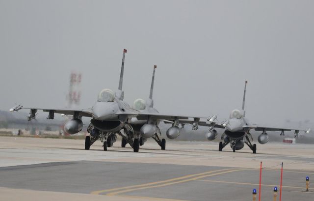 Bloomberg, i primi F-16 arrivati in Ucraina