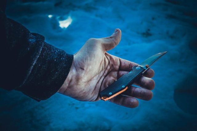 Un bărbat din Galați care s-a repezit cu un cuțit la polițiști, a fost împușcat în zona picioarelor