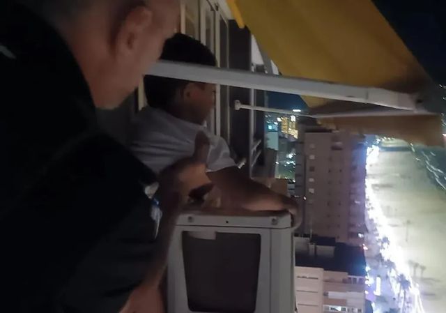 Rescatan a un menor sentado sobre un aire acondicionado exterior en un piso 21 en Benidorm