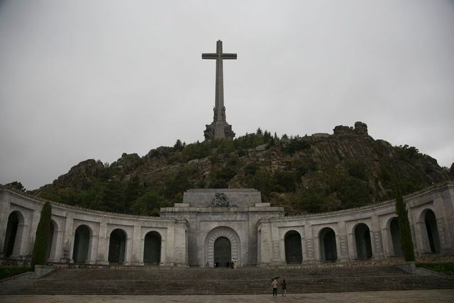 Fiscalía pide multar a la mujer que logró parar las exhumaciones del Valle de los Caídos