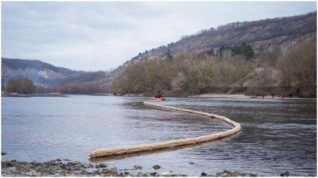 Alertă pe Nistru: un nou val de produse petroliere, observat în zona podului de la Unguri, raionul Ocnița