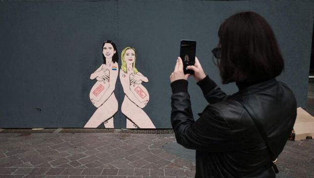 Schlein e Meloni ritratte nude e incinte sui muri di Milano