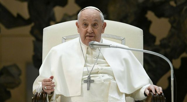Papa Francesco non legge discorsi e tossisce, “ho la bronchite”