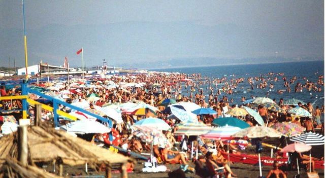 Montalto di Castro, 17enne scava una buca in spiaggia e muore sepolto dalla sabbia