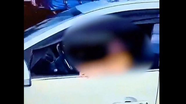 Graba a su hijo de 10 años al volante de un coche en Irun y sube después el vídeo a redes sociales