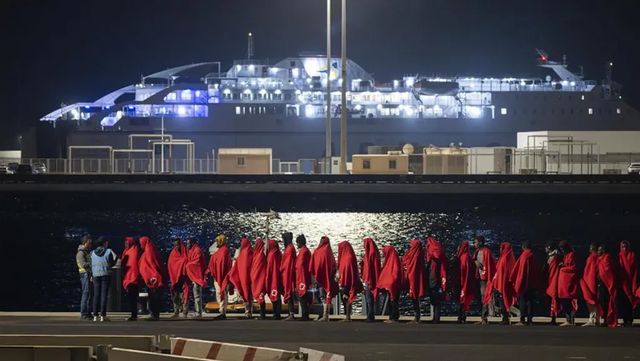 Salvamento rescata a unas 180 personas de tres neumáticas y las traslada a Lanzarote