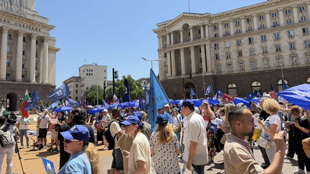 Синдикатите протестират пред сградата на Министерския съвет срещу проектобюджета за тази година