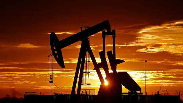 La OPEP+ acuerda aumentar la producción de petróleo a 188.000 barriles diarios