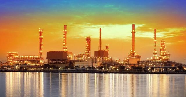 Иран удари петролен гигант в Саудитска Арабия, пожар в рафинерията