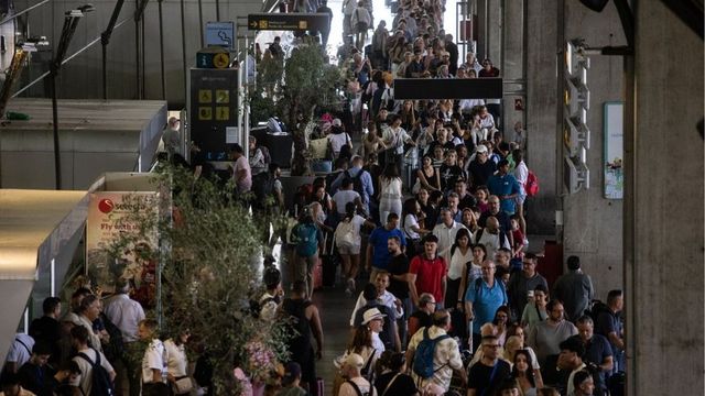 Caos en Barajas por el colapso del control de pasaportes