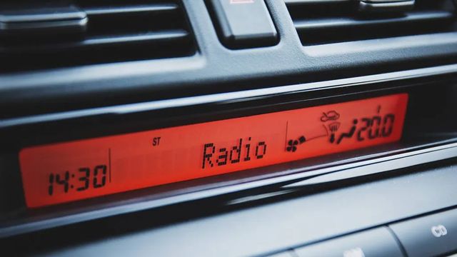 Los mejores podcasts que puedes escuchar mientras viajas en coche este verano