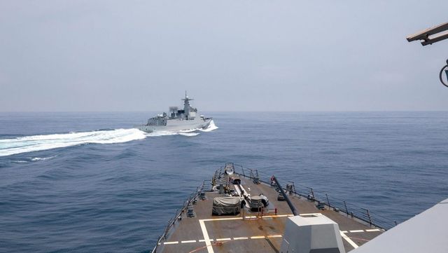 Momentul în care o navă de război chineză a tăiat calea unui distrugător american, în strâmtoarea Taiwan VIDEO
