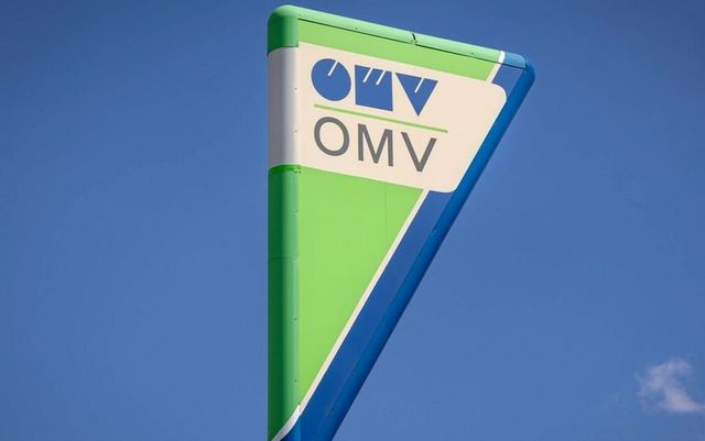 Iohannis a promulgat legea pentru suprataxarea OMV Petrom