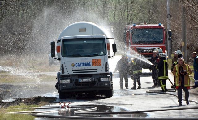 Цистерна се е обърнала и самозапалила на път Е-79