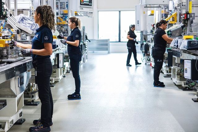 Mercedes vrea costuri mai mici în Germania și arată spre România: diferență de 82% la costul salarial pe oră