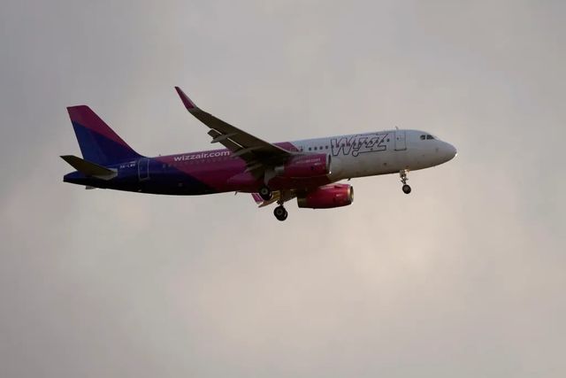 Sute de zboruri sunt anulare sau întârziate, după rechemarea urgentă a peste 6.000 de avioane Airbus. Companiile afectate