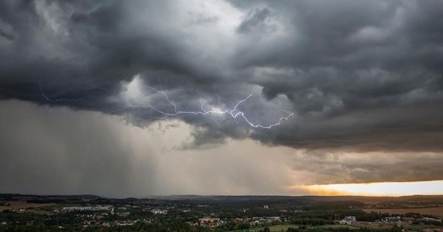Vijelii, grindină și ploi torențiale în nouă județe din țară. Meteorogii ANM au emis cod galben de furtuni