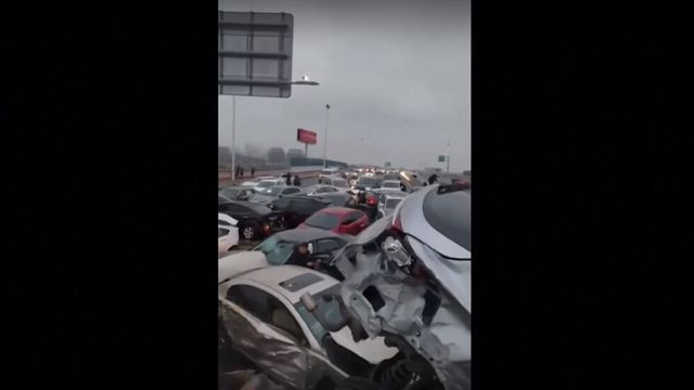 Няколко ранени при верижна катастрофа с над 100 коли в Китай