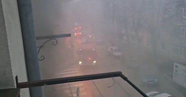 Explozie urmată de incendiu într-un bloc