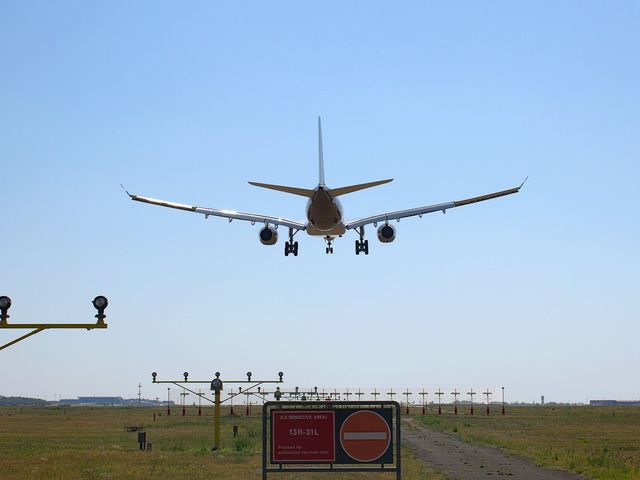 Tűzoltók intézkedtek egy Boeing 767-es landolása után