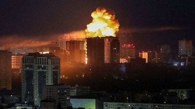 Další mohutný útok na Ukrajinu. Ruské drony a rakety zasáhly Kyjev a další města, údery cílily i na obytné budovy