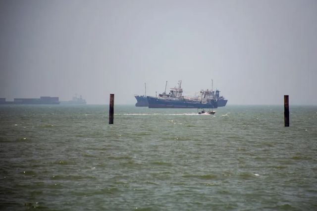 Petrolier în flăcări în Strâmtoarea Ormuz, după ce a fost lovit de un proiectil