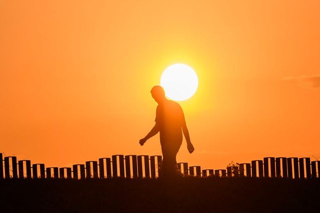 Cod galben de caniculă în vestul și nord-vestul țării, cu temperaturi de până la 35 de grade. Cum va fi vremea în București