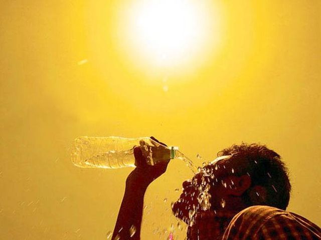 Meteorologii au emis cod galben de caniculă. Temperaturile aerului vor urca până la 36 de grade Celsius